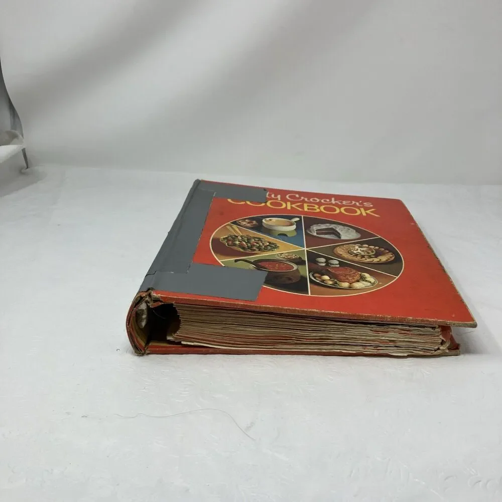 VTG 1973 Betty Crocker's Cookbook  Red Pie Cover 5-Ring Binder FLAWED DAMAGE